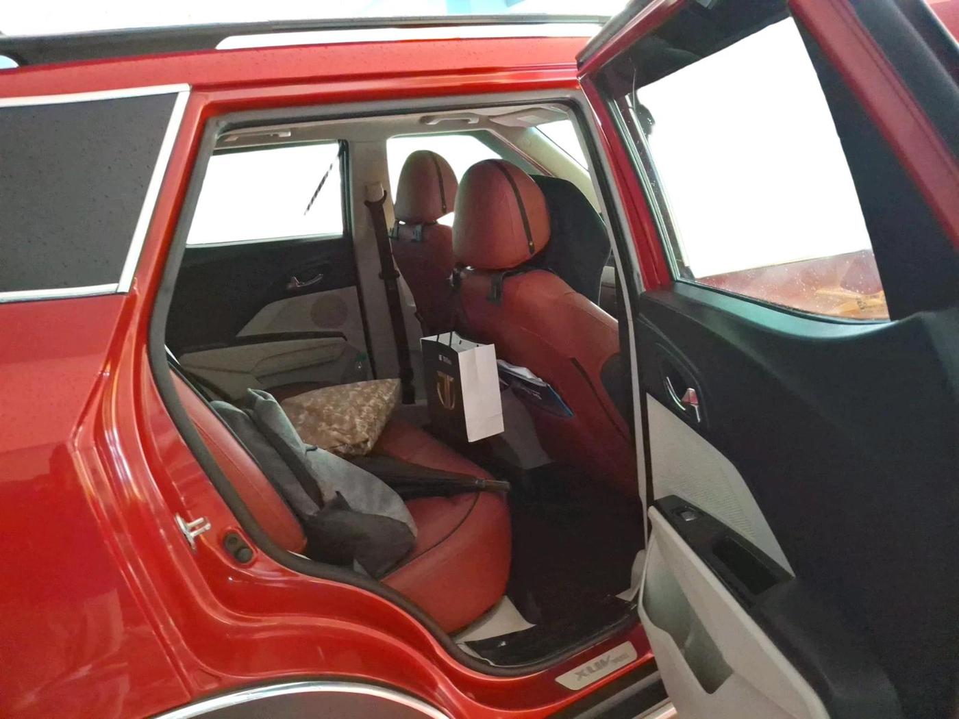 2021 Mahindra XUV300 W8 1.5 DIESEL, Diesel, Manual, 1,60,347 km, interior