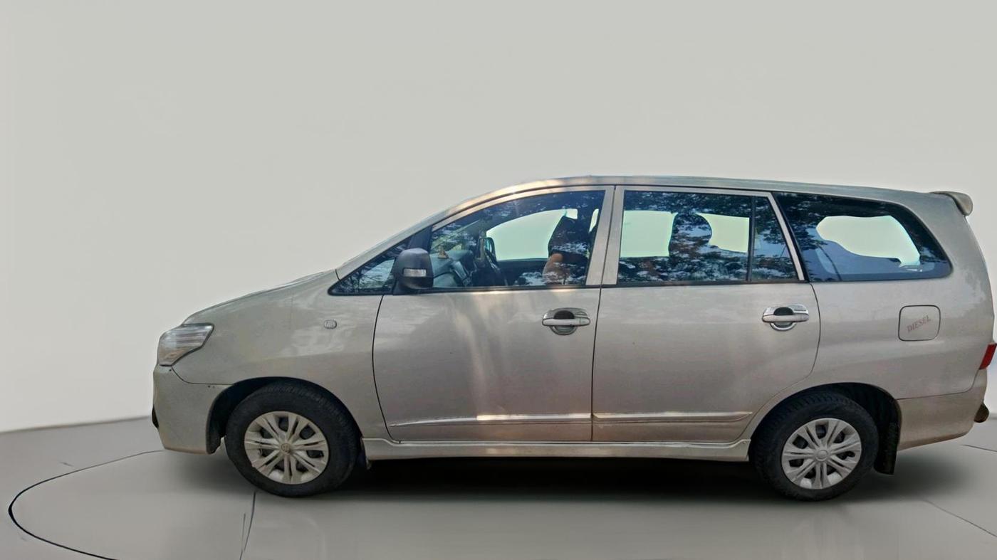 2015 Toyota Innova 2.5 GX 8 STR, Diesel, Manual, 2,47,443 km, exterior
