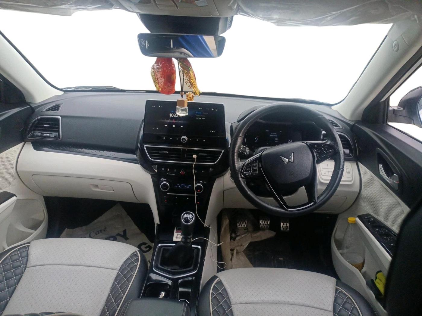 2024 Mahindra XUV 3XO AX5L 1.2 TGDi, Petrol, Manual, 32,071 km, interior