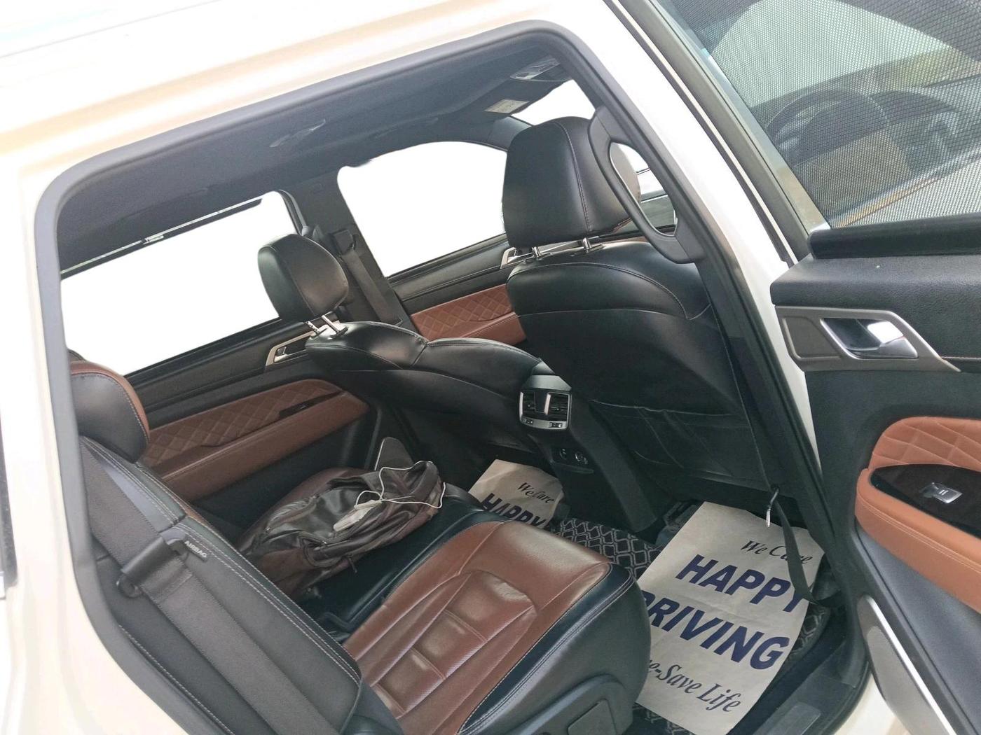 2018 Mahindra ALTURAS G4 4WD AT, Diesel, Automatic, 1,73,838 km, interior