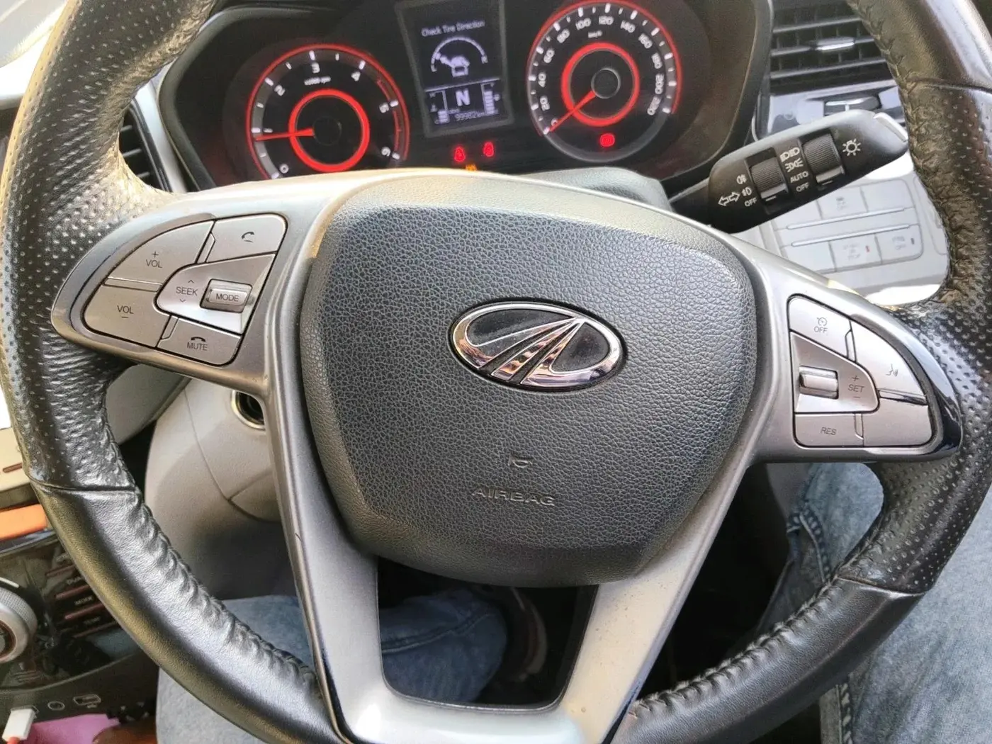 2022 Mahindra XUV300 W8(O) 1.5 DIESEL DUAL TONE, Diesel, Manual, 99,982 km, interior
