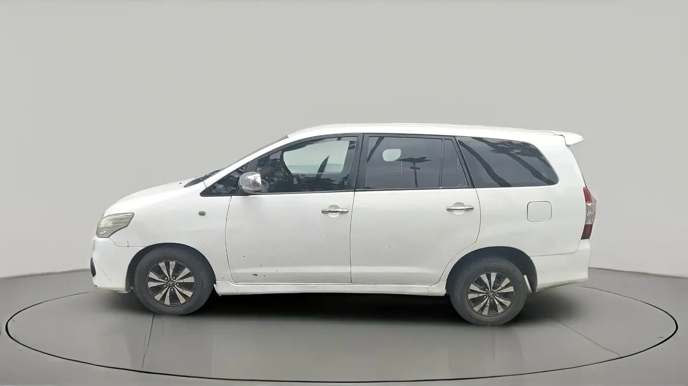 2011 Toyota Innova V 2.5 8 STR, Diesel, Manual, 2,95,347 km, exterior
