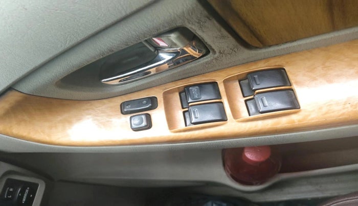2011 Toyota Innova V 2.5 8 STR, Diesel, Manual, 2,95,347 km, interior