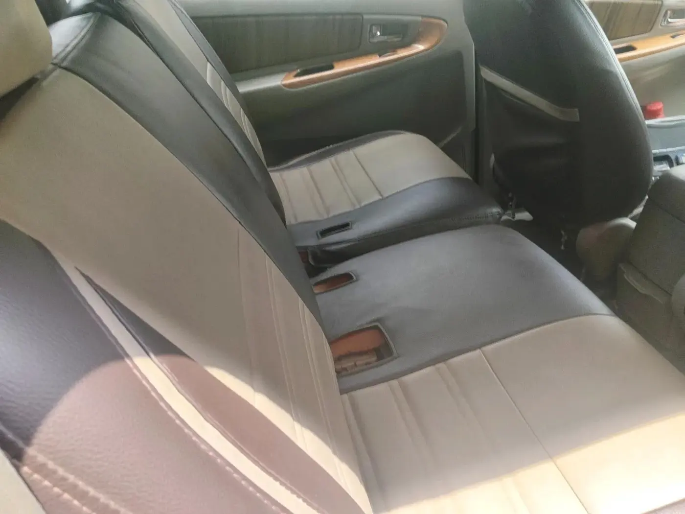 2011 Toyota Innova V 2.5 8 STR, Diesel, Manual, 2,95,347 km, interior