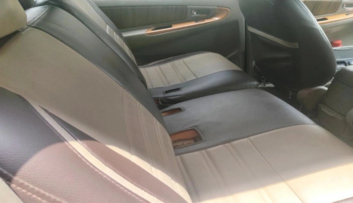 2011 Toyota Innova V 2.5 8 STR, Diesel, Manual, 2,95,347 km, interior