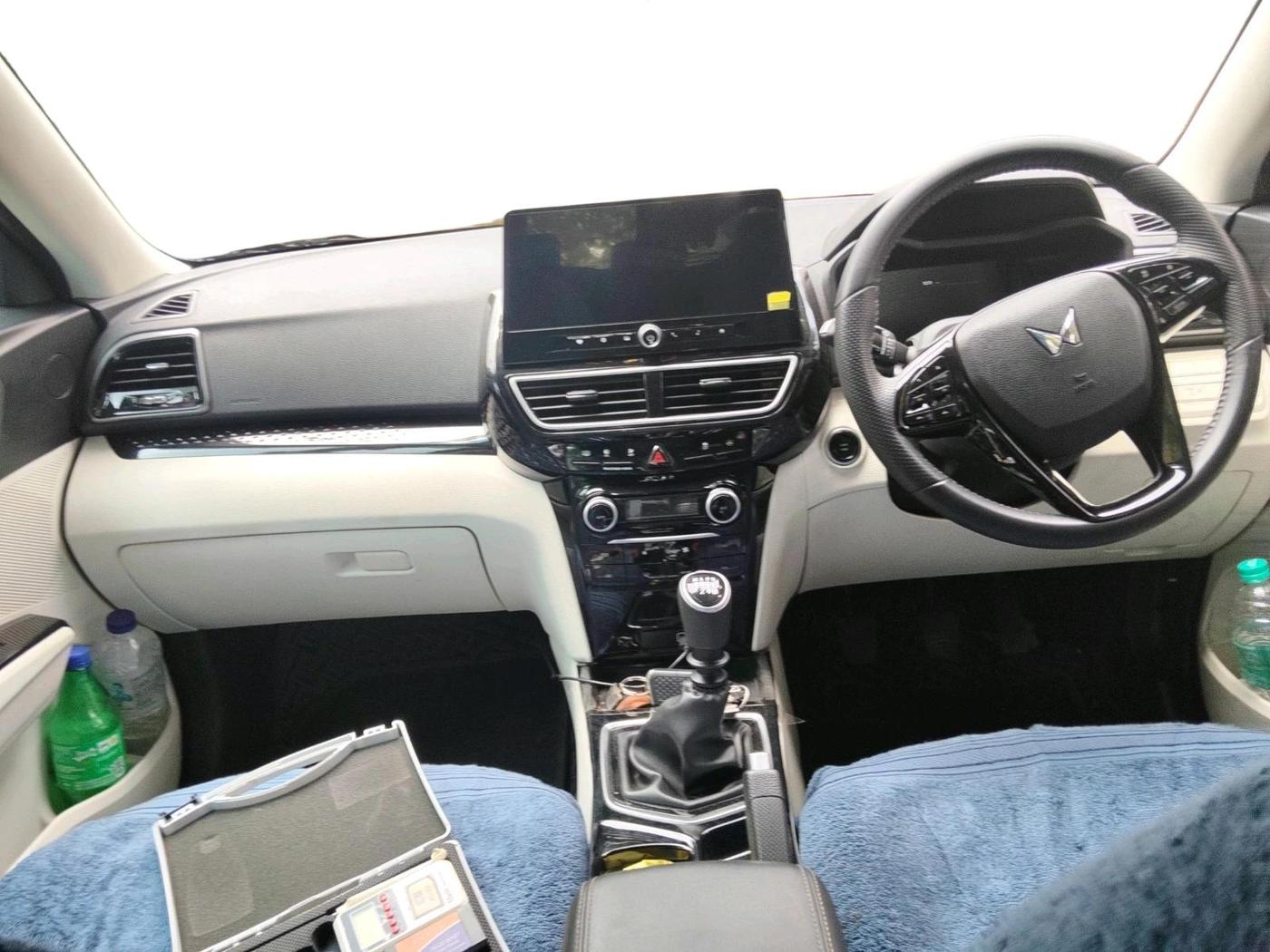 2025 Mahindra XUV 3XO AX5 1.5 Turbo Diesel, Diesel, Manual, 28,674 km, interior