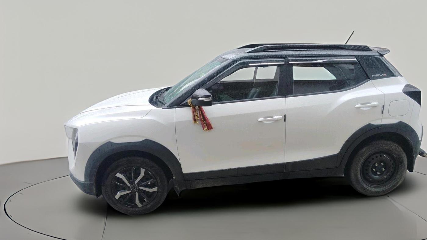 2025 Mahindra XUV 3XO REVX M 1.2 Petrol, Petrol, Manual, 13,138 km, exterior