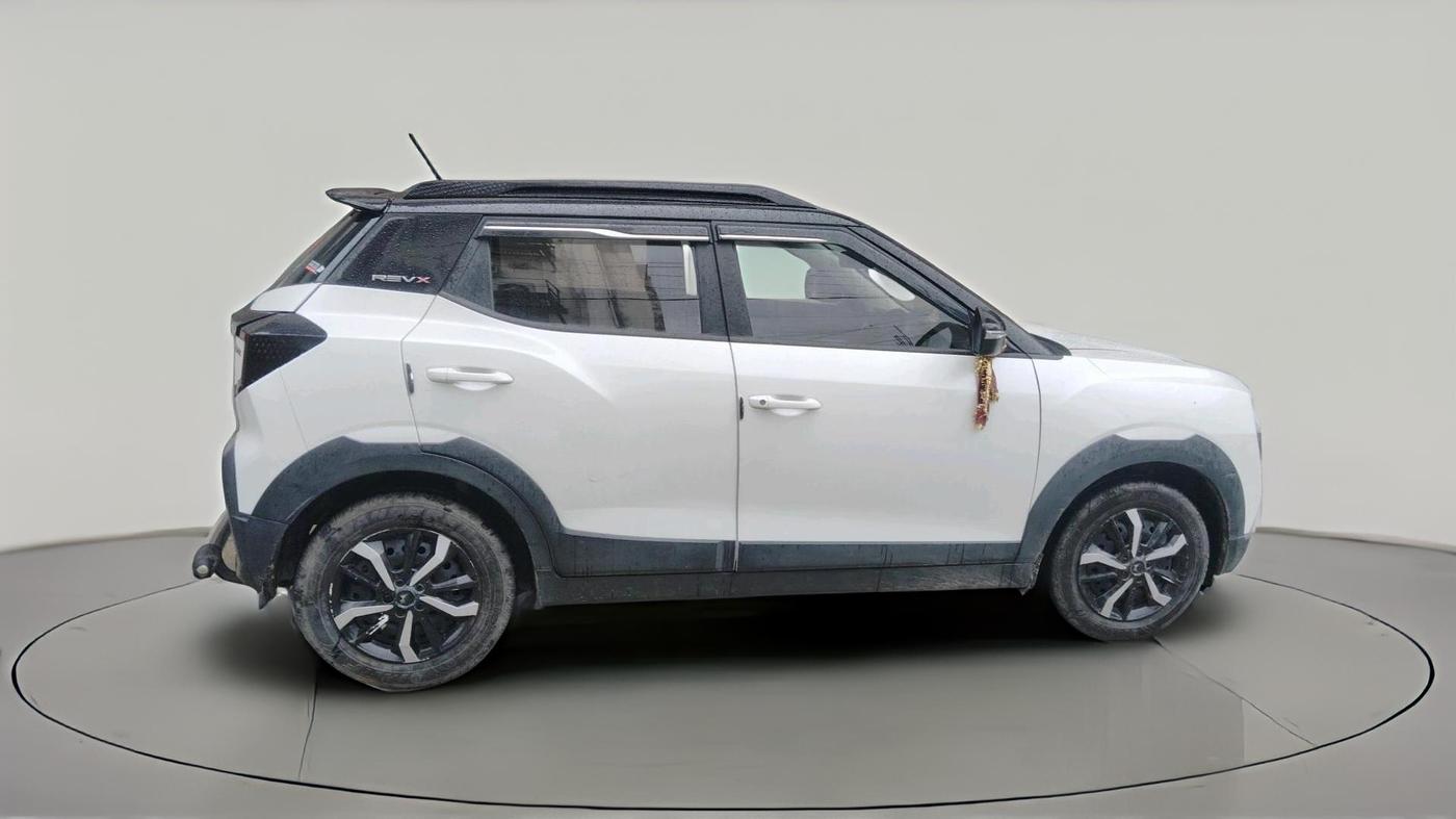 2025 Mahindra XUV 3XO REVX M 1.2 Petrol, Petrol, Manual, 13,138 km, exterior