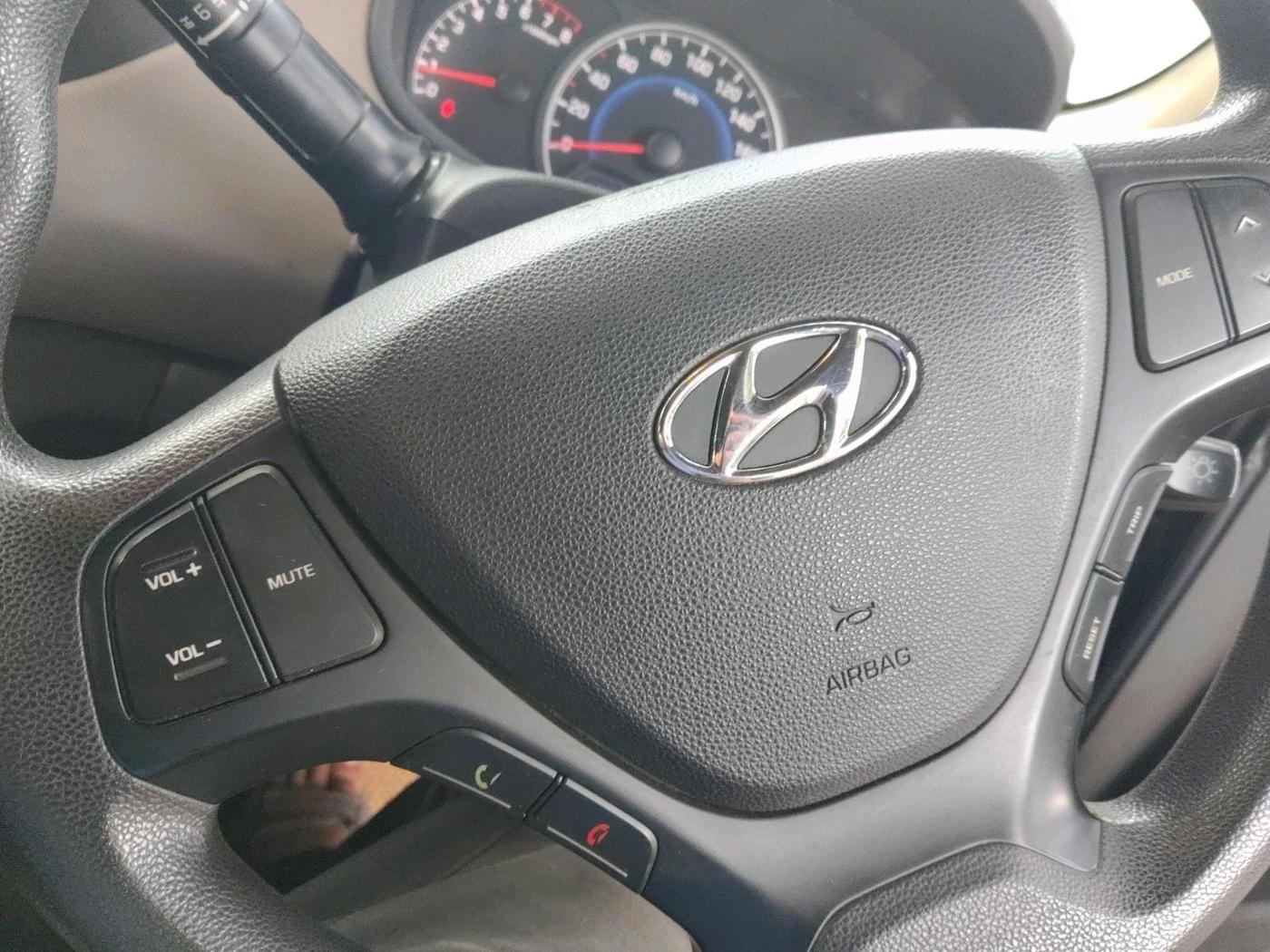 2019 Hyundai Grand i10 MAGNA 1.2 KAPPA VTVT, Petrol, Manual, 1,04,557 km, interior