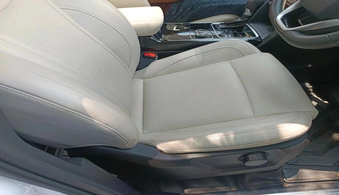 2022 Mahindra XUV700 AX 7 LUXURY P AT 7 STR, Petrol, Automatic, 47,506 km, interior