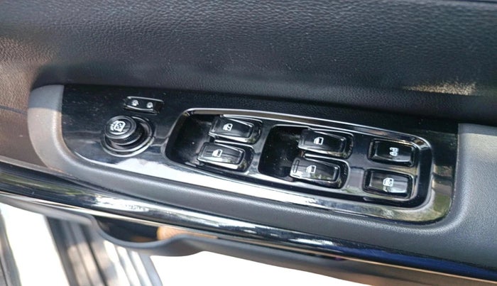 2022 Mahindra XUV700 AX 7 LUXURY P AT 7 STR, Petrol, Automatic, 47,506 km, interior