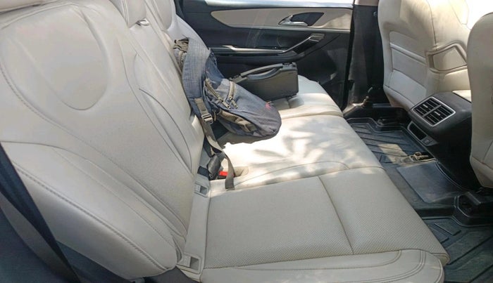 2022 Mahindra XUV700 AX 7 LUXURY P AT 7 STR, Petrol, Automatic, 47,506 km, interior