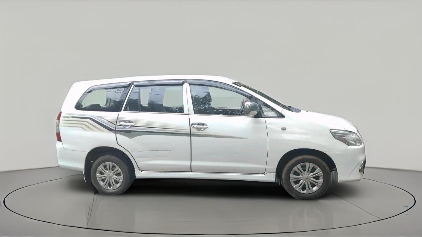 2015 Toyota Innova 2.5 GX 7 STR, Diesel, Manual, 2,06,261 km, exterior