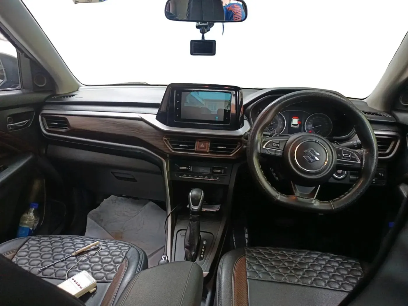 2023 Maruti BREZZA ZXI AT SMART HYBRID, Petrol, Automatic, 29,948 km, interior
