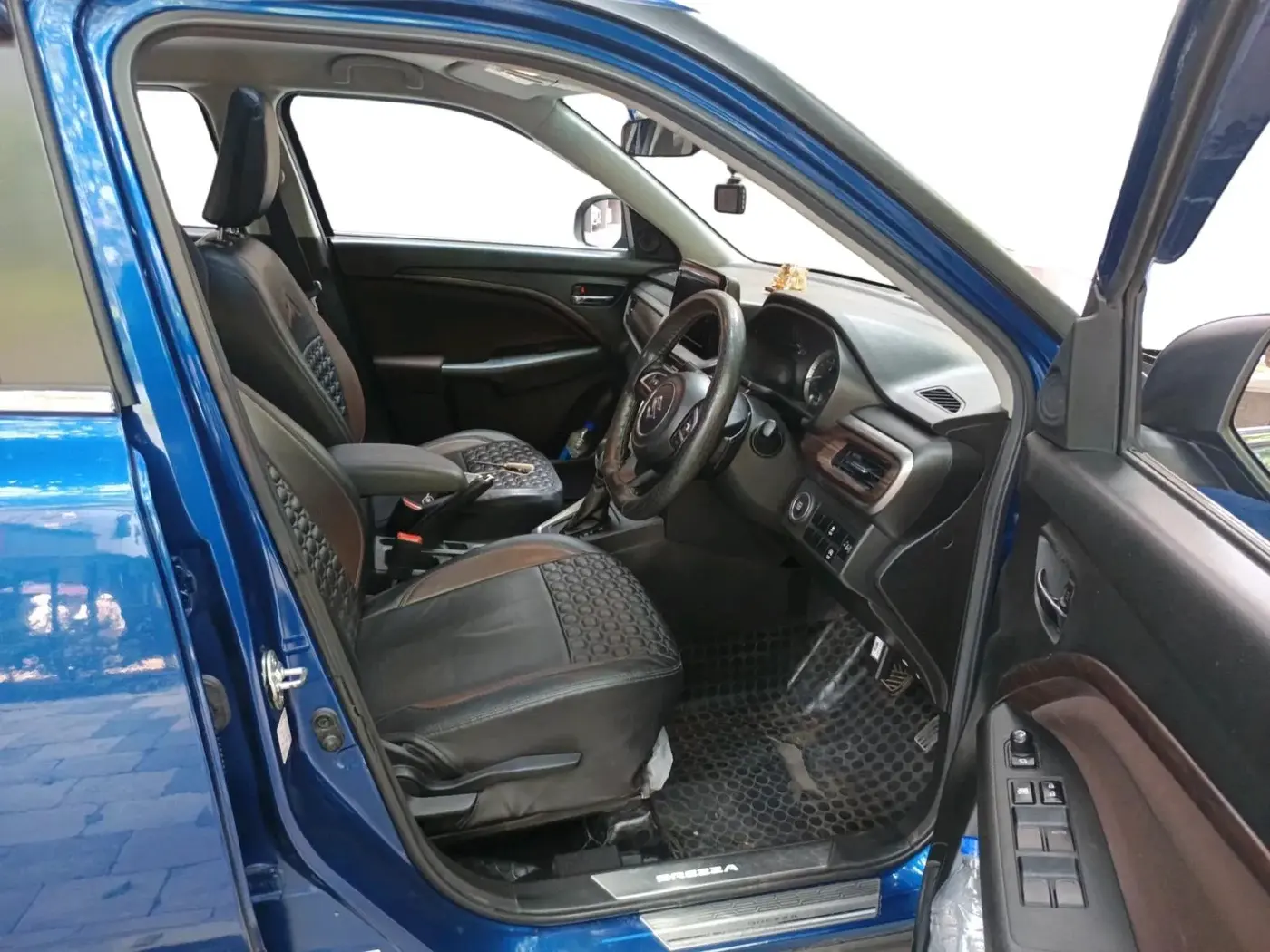 2023 Maruti BREZZA ZXI AT SMART HYBRID, Petrol, Automatic, 29,948 km, interior