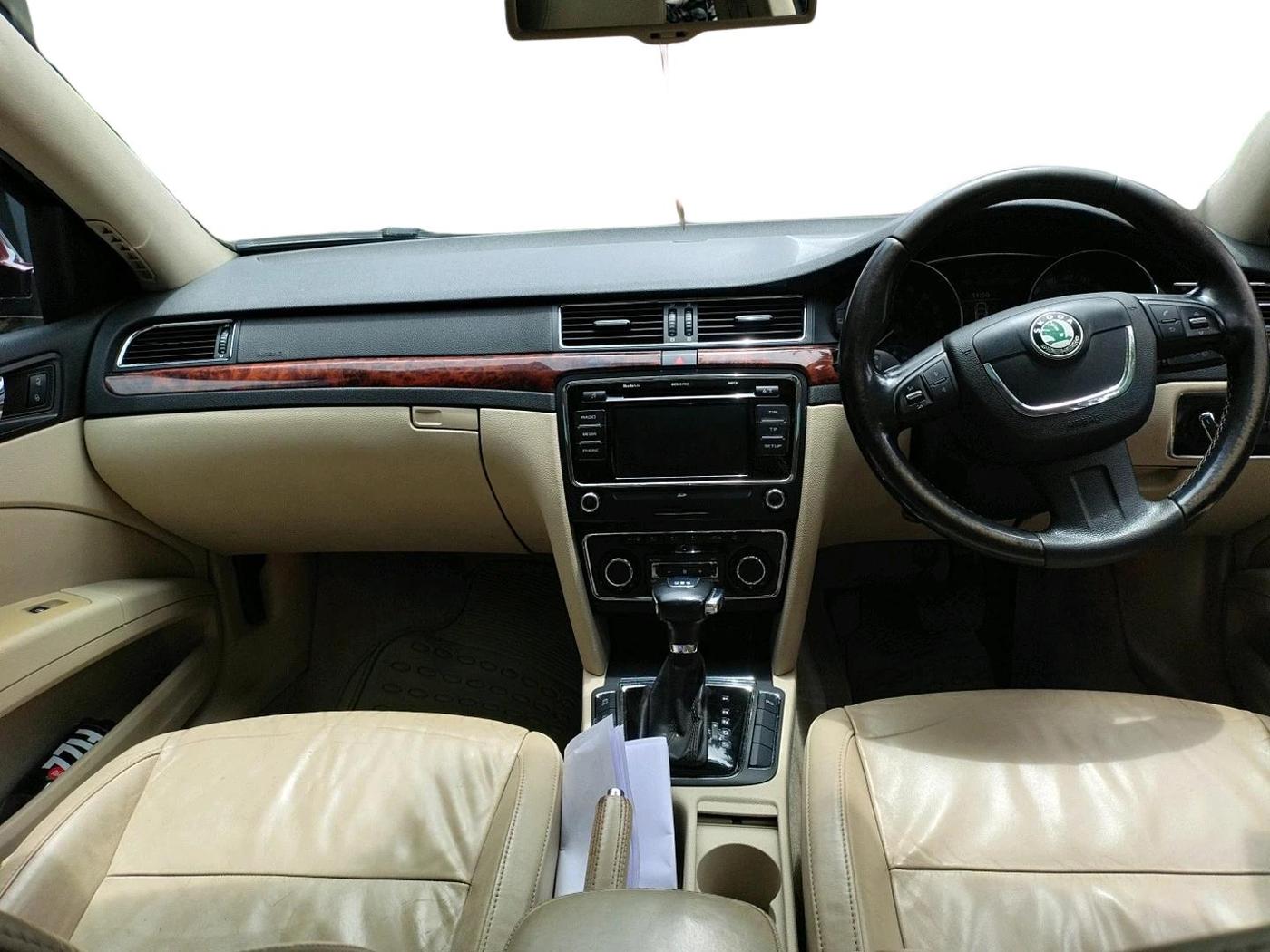 2011 Skoda Superb ELEGANCE 2.0 TDI CR AT, Diesel, Automatic, 1,04,954 km, interior