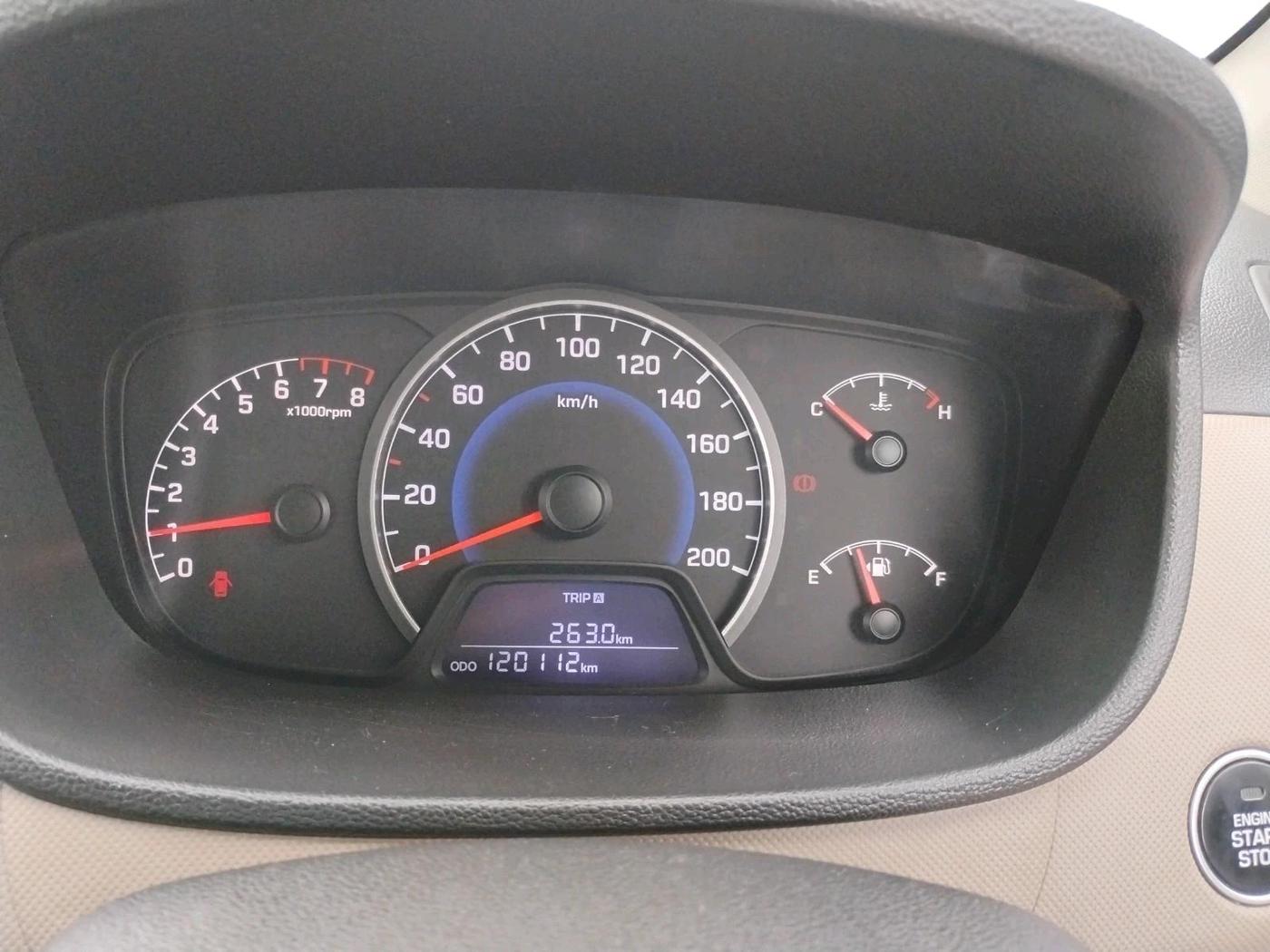 2013 Hyundai Grand i10 SPORTZ 1.2 KAPPA VTVT, Petrol, Manual, 1,20,112 km, interior