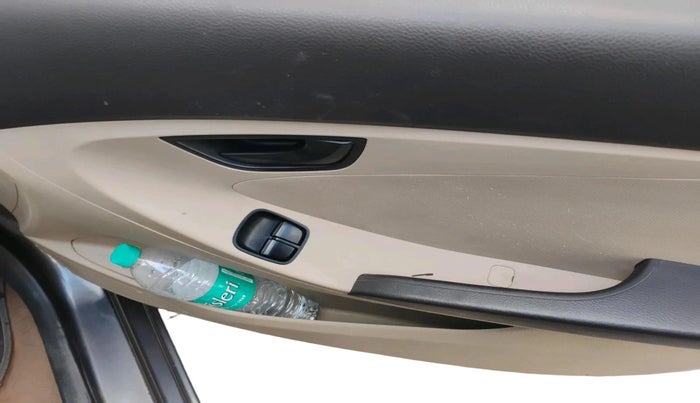 2017 Hyundai Eon MAGNA +, Petrol, Manual, 1,20,940 km, interior