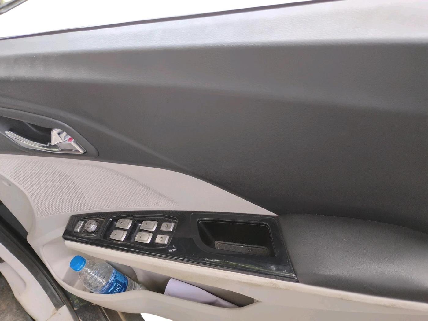 2019 Mahindra XUV300 W8 (O) 1.5 DIESEL, Diesel, Manual, 1,16,844 km, interior