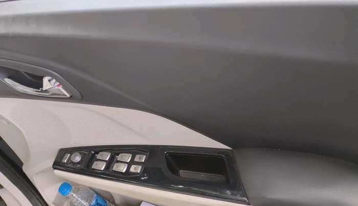 2019 Mahindra XUV300 W8 (O) 1.5 DIESEL, Diesel, Manual, 1,16,844 km, interior