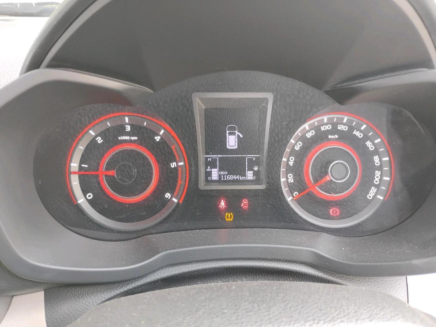 2019 Mahindra XUV300 W8 (O) 1.5 DIESEL, Diesel, Manual, 1,16,844 km, interior