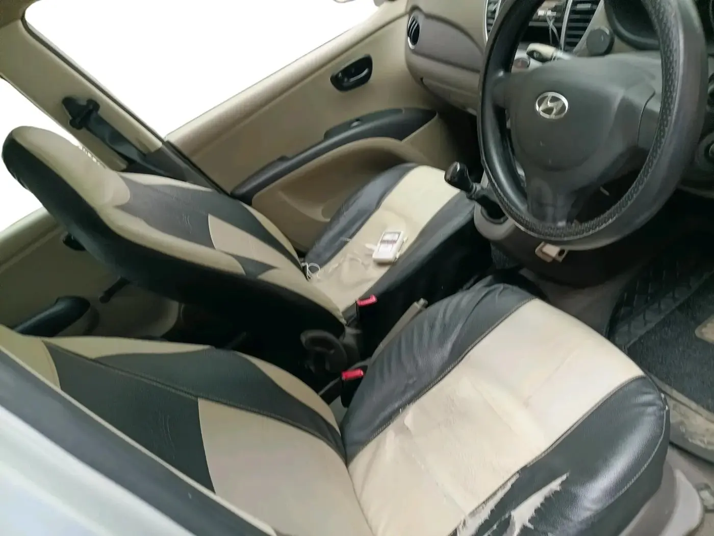 2013 Hyundai i10 ERA 1.1, Petrol, Manual, 1,33,744 km, interior