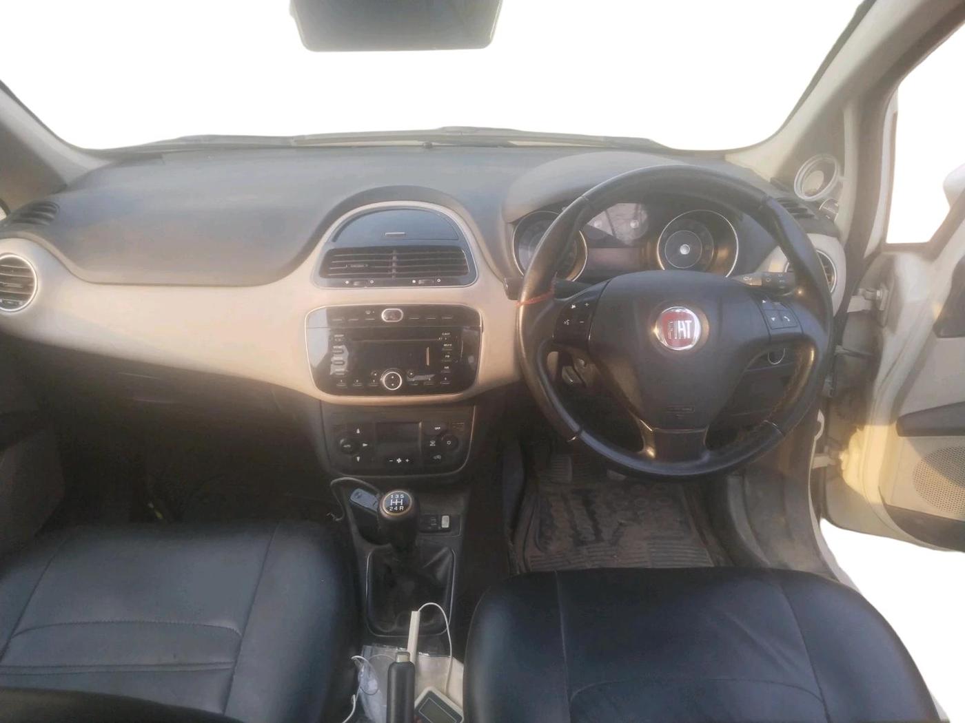 2015 Fiat Punto EVO EMOTION 1.3 MULTIJET, Diesel, Manual, 1,14,897 km, interior