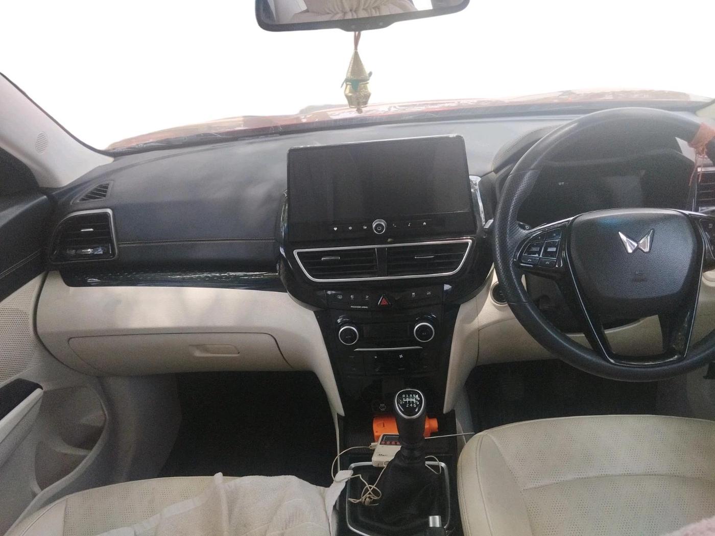 2024 Mahindra XUV 3XO AX7 1.5 Turbo Diesel, Diesel, Manual, 32,687 km, interior