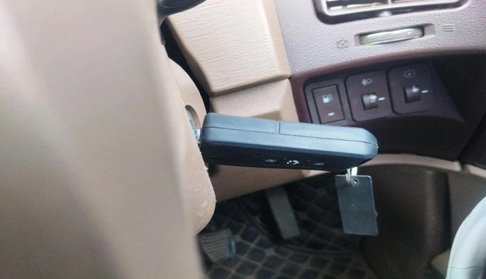 2015 Mahindra XUV500 W8, Diesel, Manual, 1,09,151 km, interior