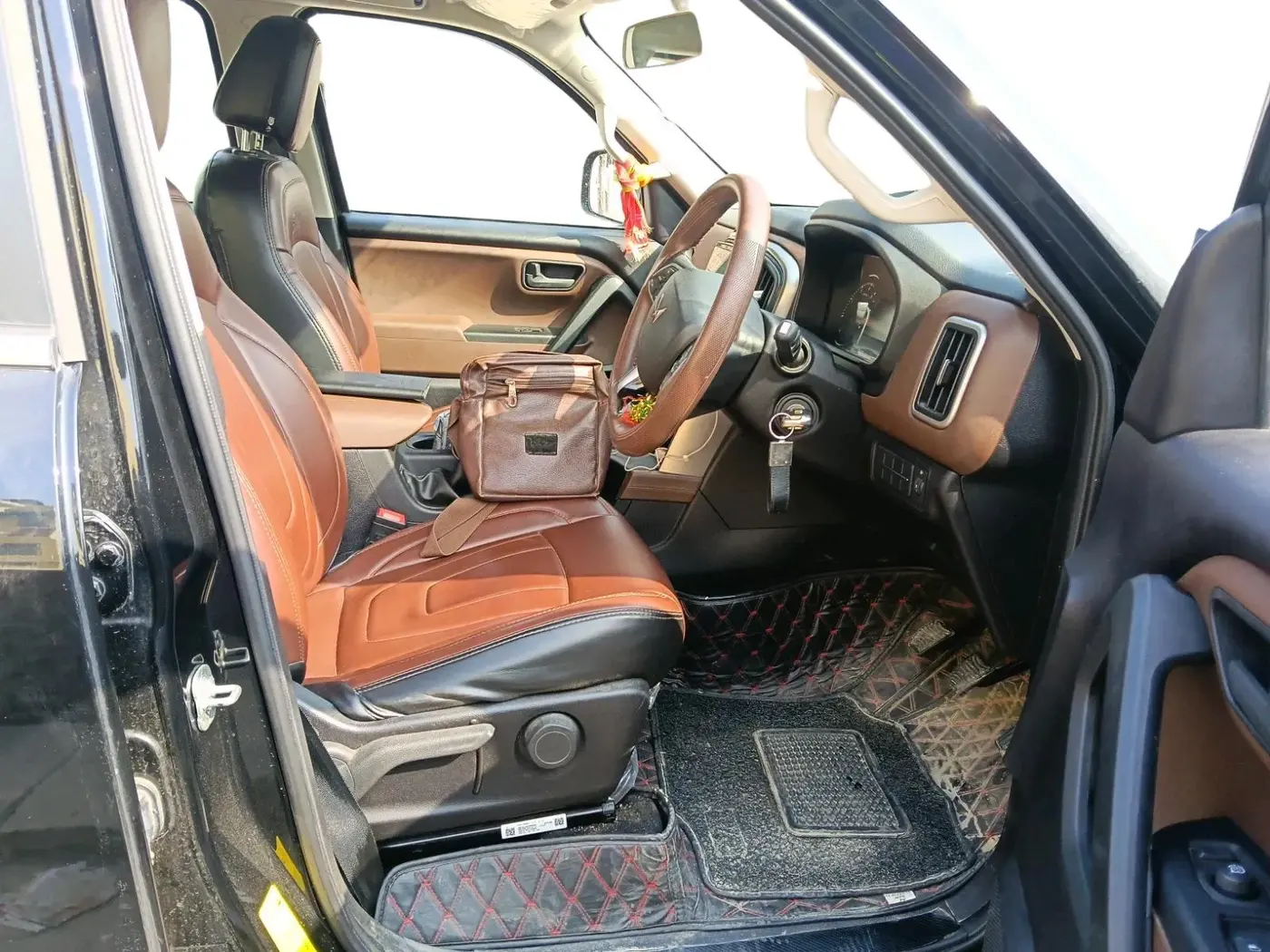 2023 Mahindra SCORPIO-N Z4 PETROL MT 7 STR, Petrol, Manual, 6,700 km, interior