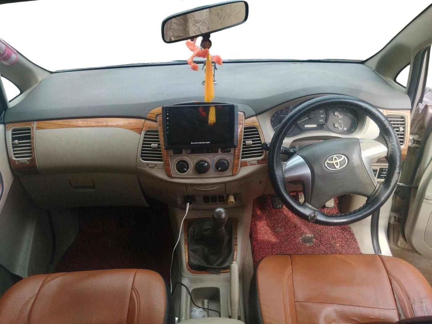 2014 Toyota Innova 2.5 GX 8 STR, Diesel, Manual, 2,60,205 km, interior