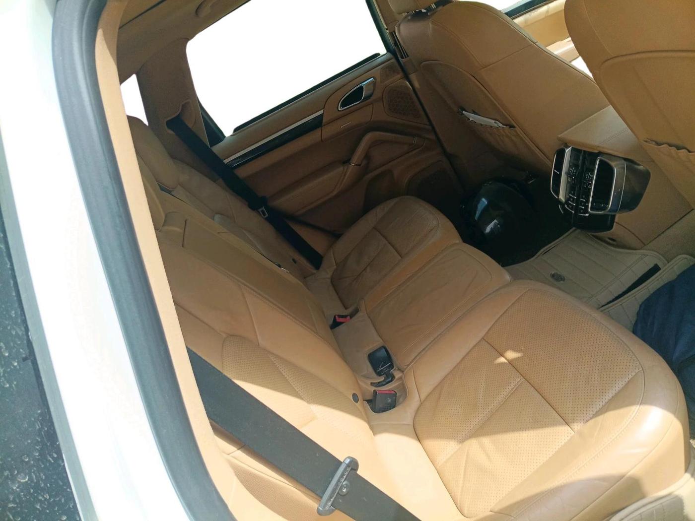 2014 Porsche Cayenne DIESEL, Diesel, Automatic, 1,30,098 km, interior