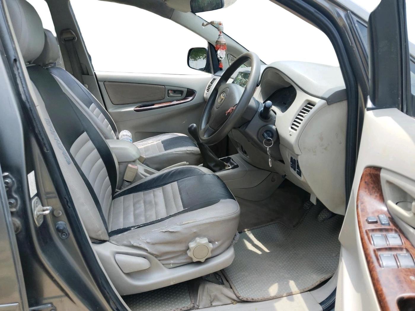 2011 Toyota Innova 2.5 G4 8 STR, Diesel, Manual, 2,02,370 km, interior