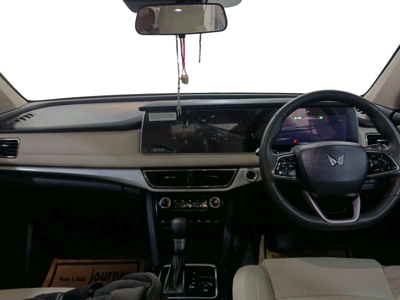 2024 Mahindra XUV700 AX 7 LUXURY D AT 7 STR, Diesel, Automatic, 19,710 km, interior