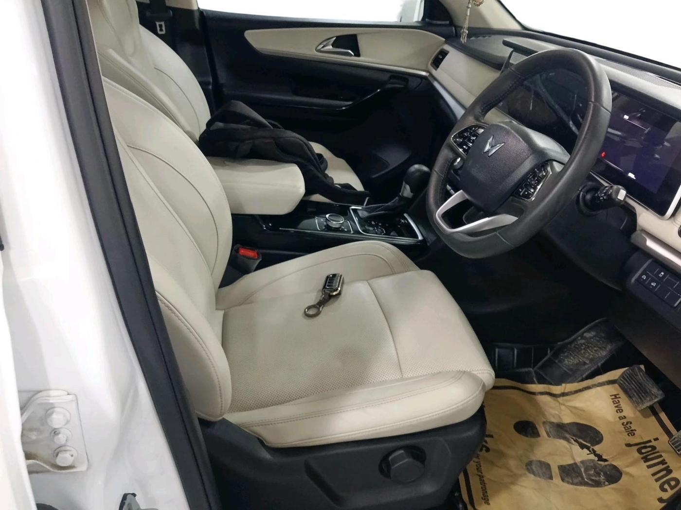 2024 Mahindra XUV700 AX 7 LUXURY D AT 7 STR, Diesel, Automatic, 19,710 km, interior