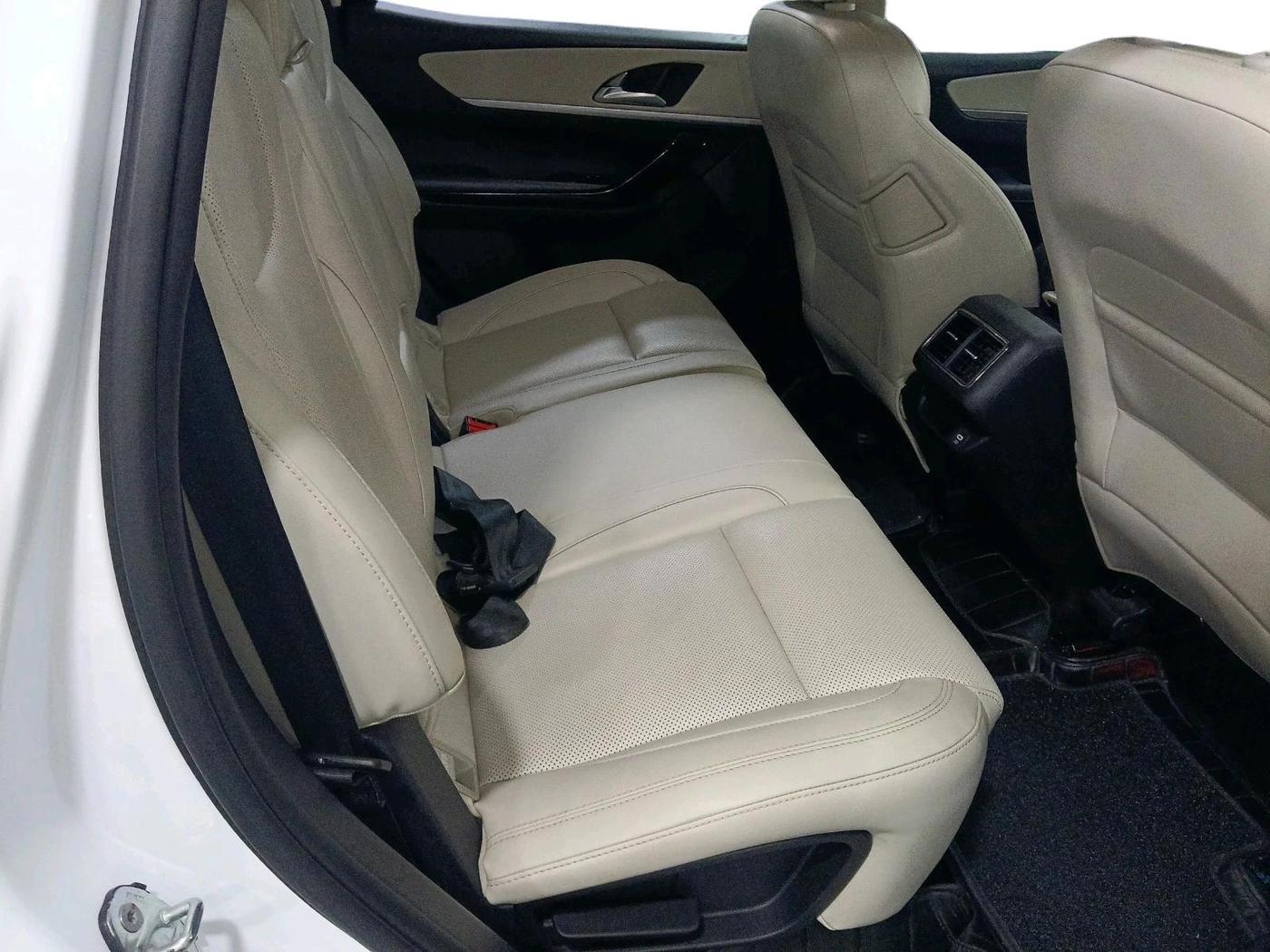 2024 Mahindra XUV700 AX 7 LUXURY D AT 7 STR, Diesel, Automatic, 19,710 km, interior