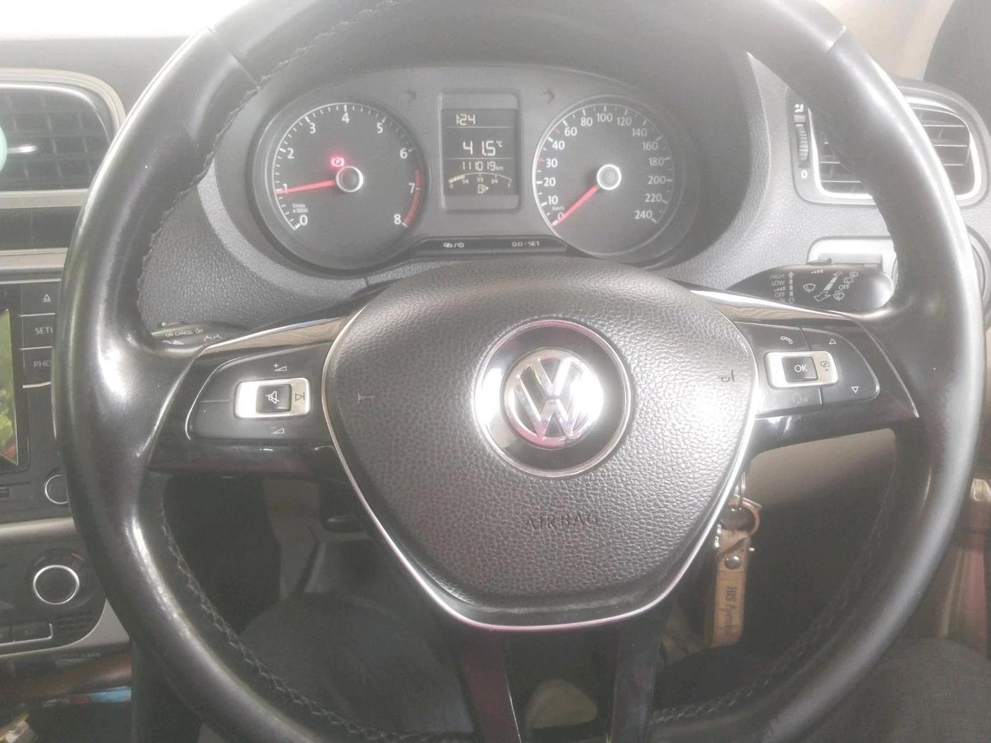 2016 Volkswagen Polo HIGHLINE1.2L, Petrol, Manual, 1,11,019 km, interior