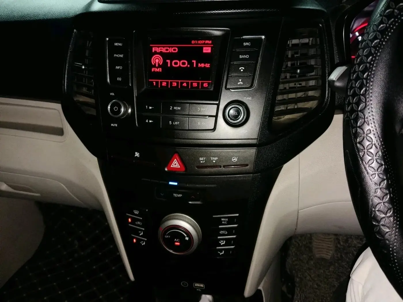 2023 Mahindra XUV300 W6 1.5 Diesel, Diesel, Manual, 38,308 km, interior