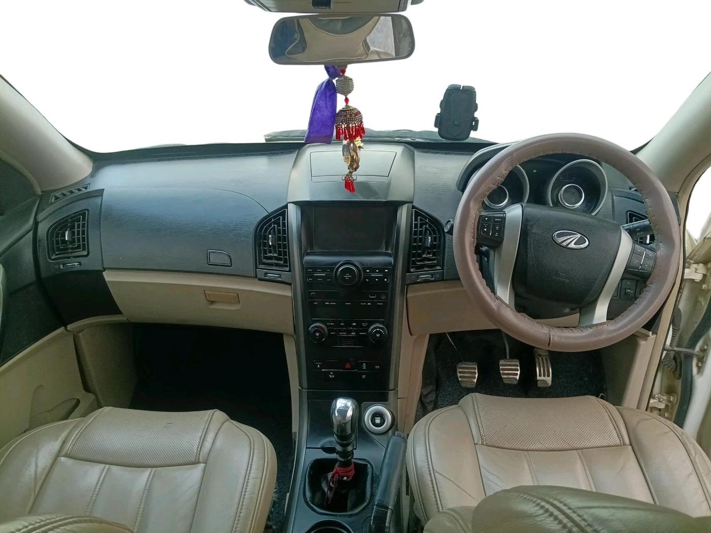 2017 Mahindra XUV500 W10, Diesel, Manual, 1,00,932 km, interior