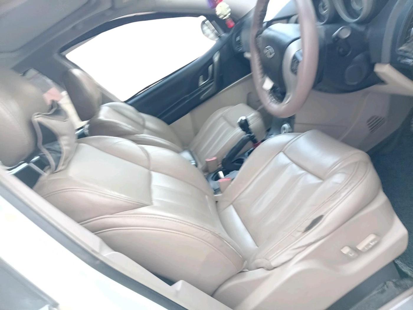 2017 Mahindra XUV500 W10, Diesel, Manual, 1,00,932 km, interior