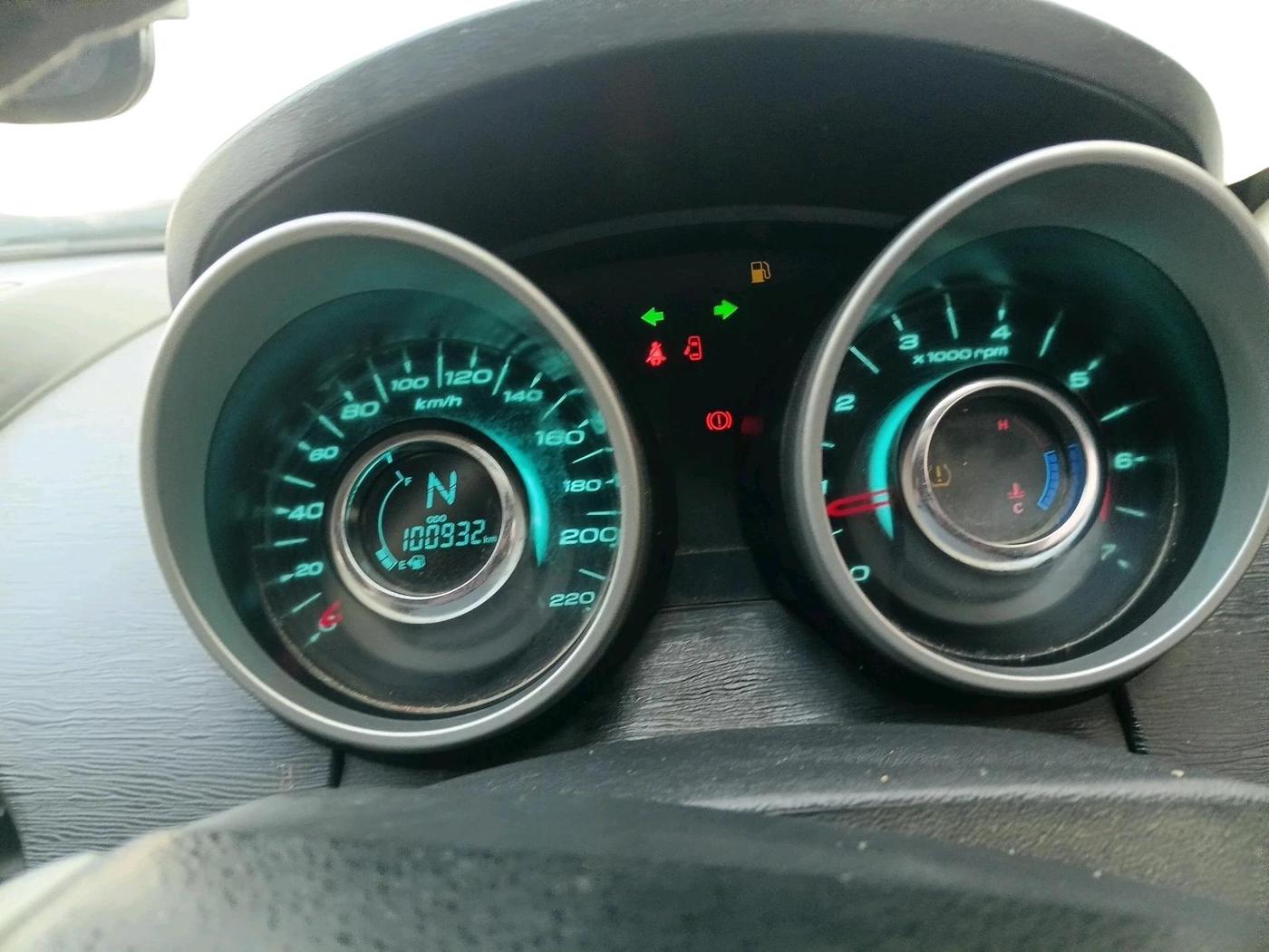 2017 Mahindra XUV500 W10, Diesel, Manual, 1,00,932 km, interior