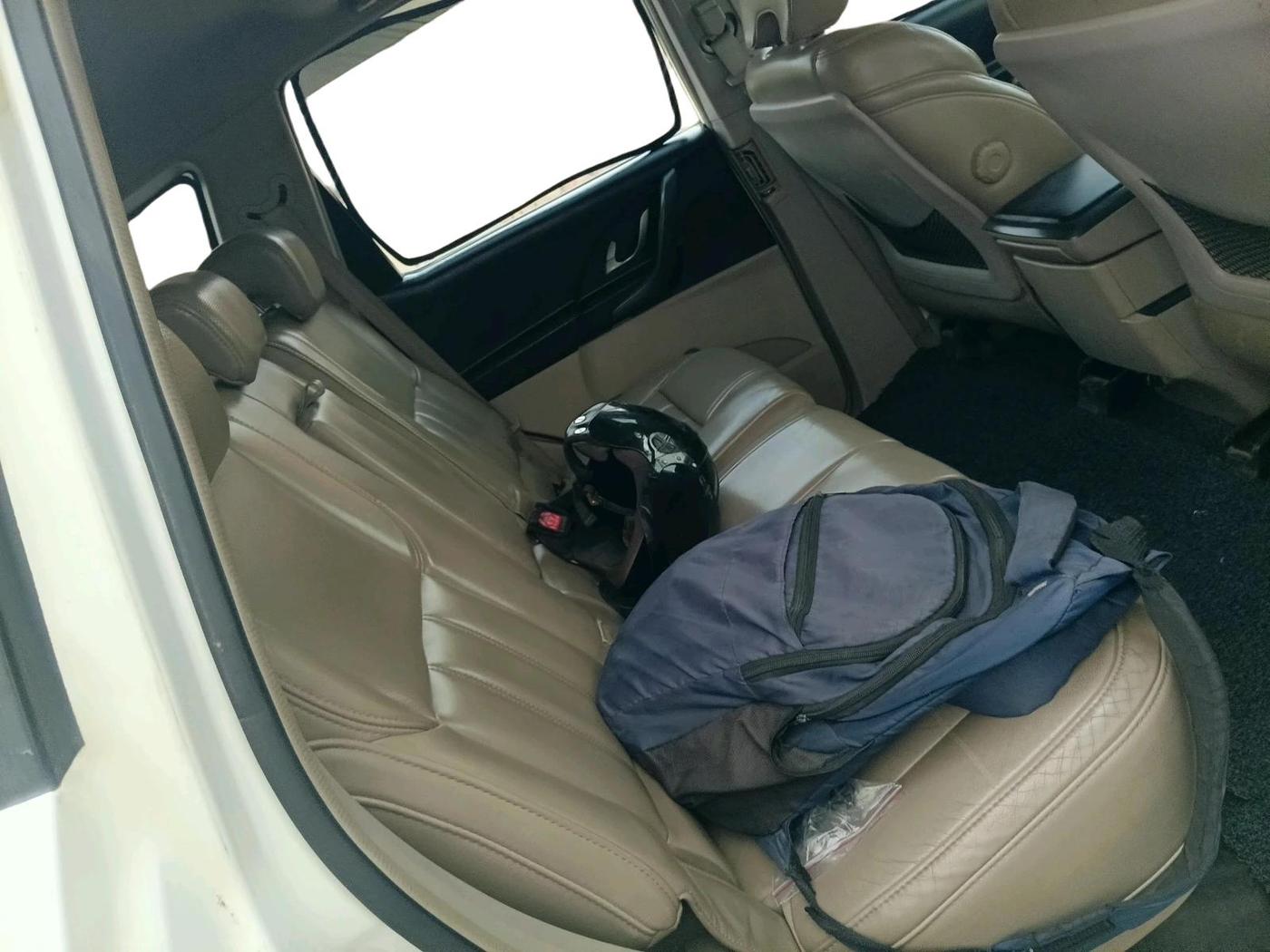 2017 Mahindra XUV500 W10, Diesel, Manual, 1,00,932 km, interior
