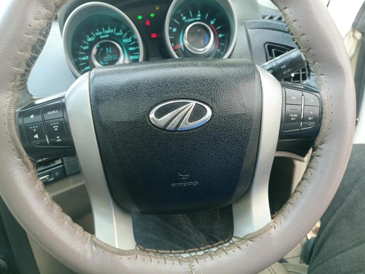 2017 Mahindra XUV500 W10, Diesel, Manual, 1,00,932 km, interior