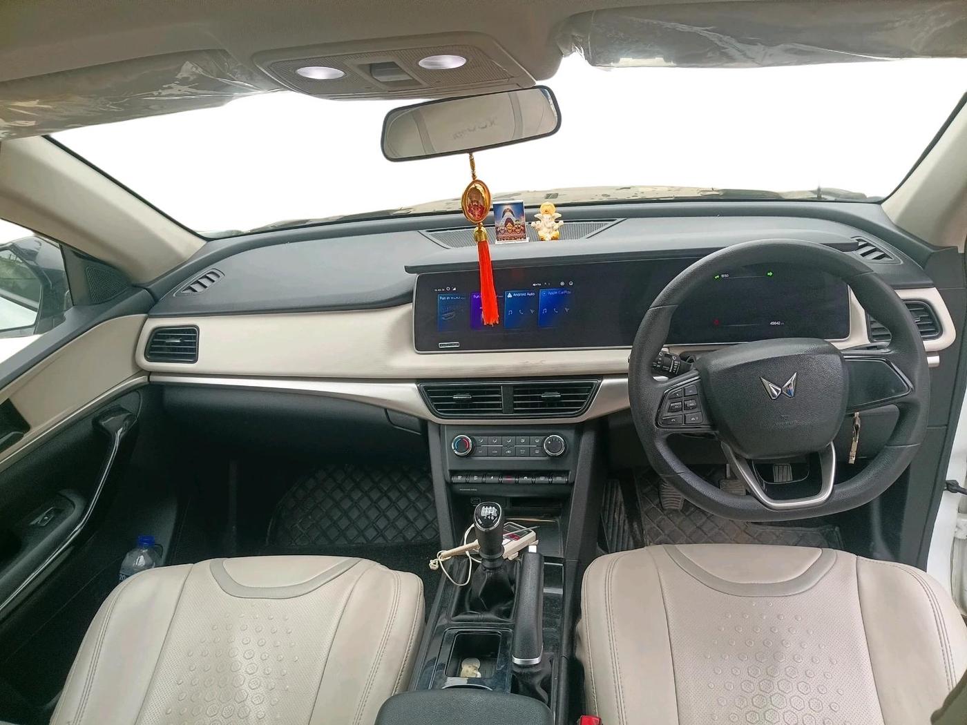 2023 Mahindra XUV700 AX 5 D MT 7 STR, Diesel, Manual, 45,642 km, interior