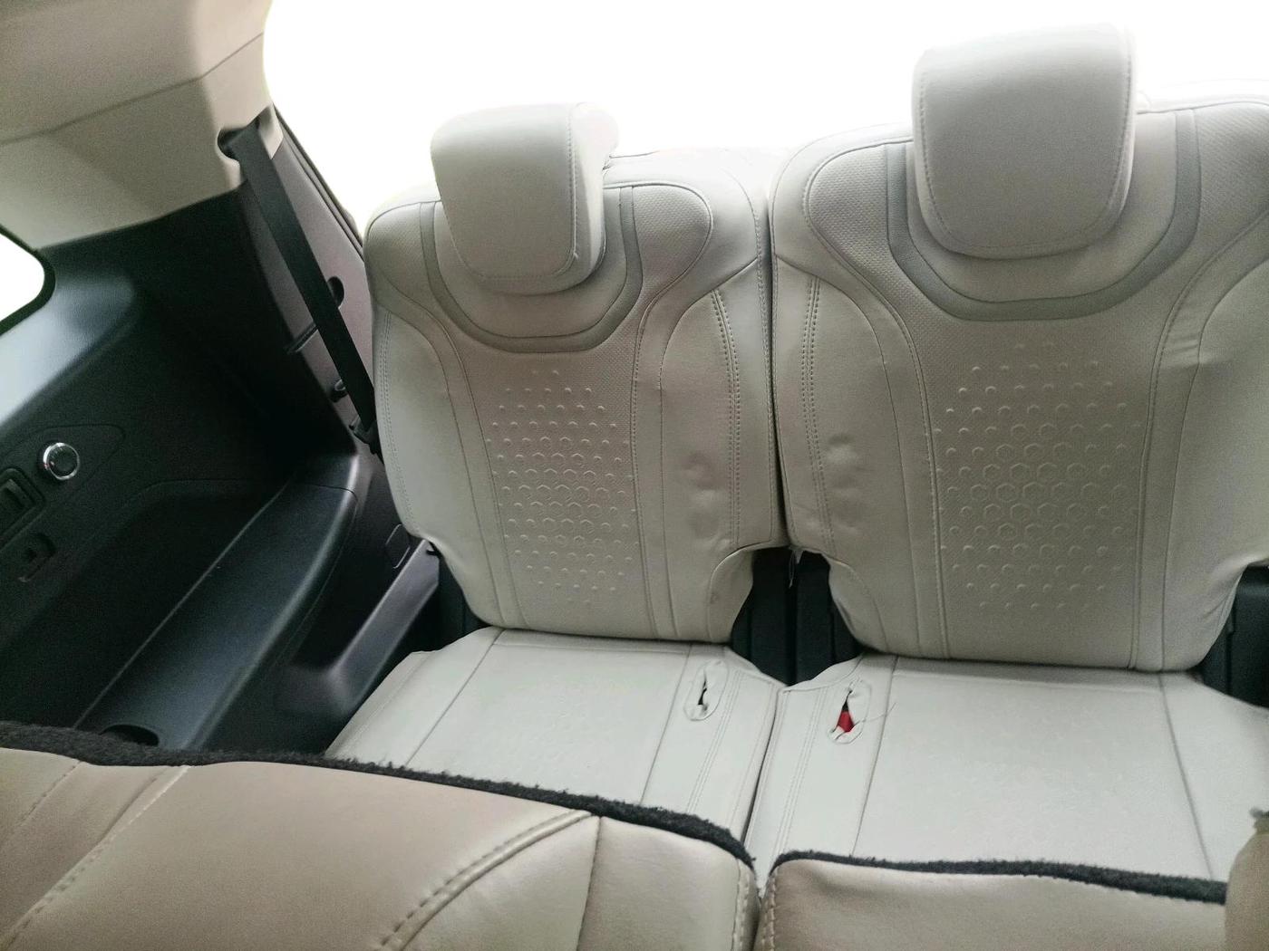 2023 Mahindra XUV700 AX 5 D MT 7 STR, Diesel, Manual, 45,642 km, interior