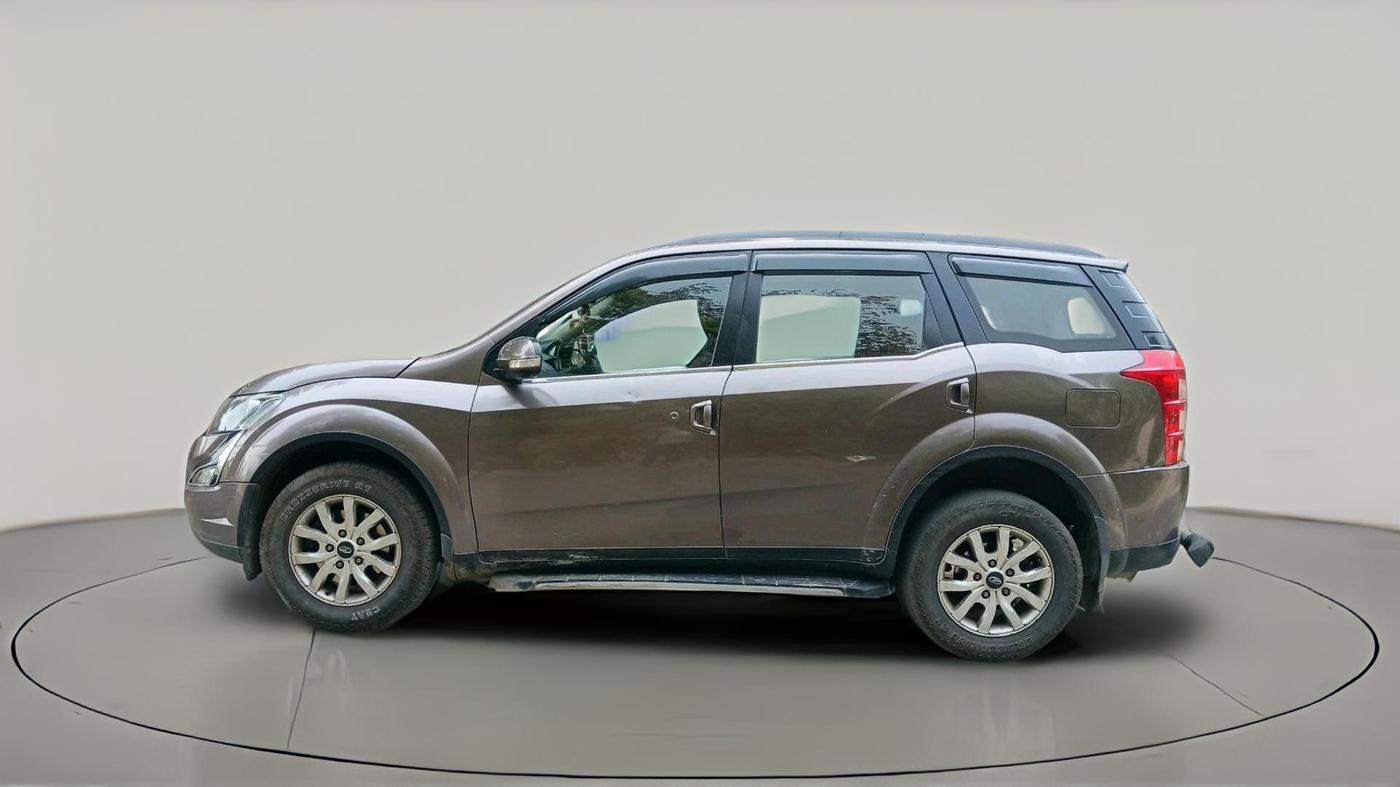 2017 Mahindra XUV500 W10, Diesel, Manual, 2,18,490 km, exterior