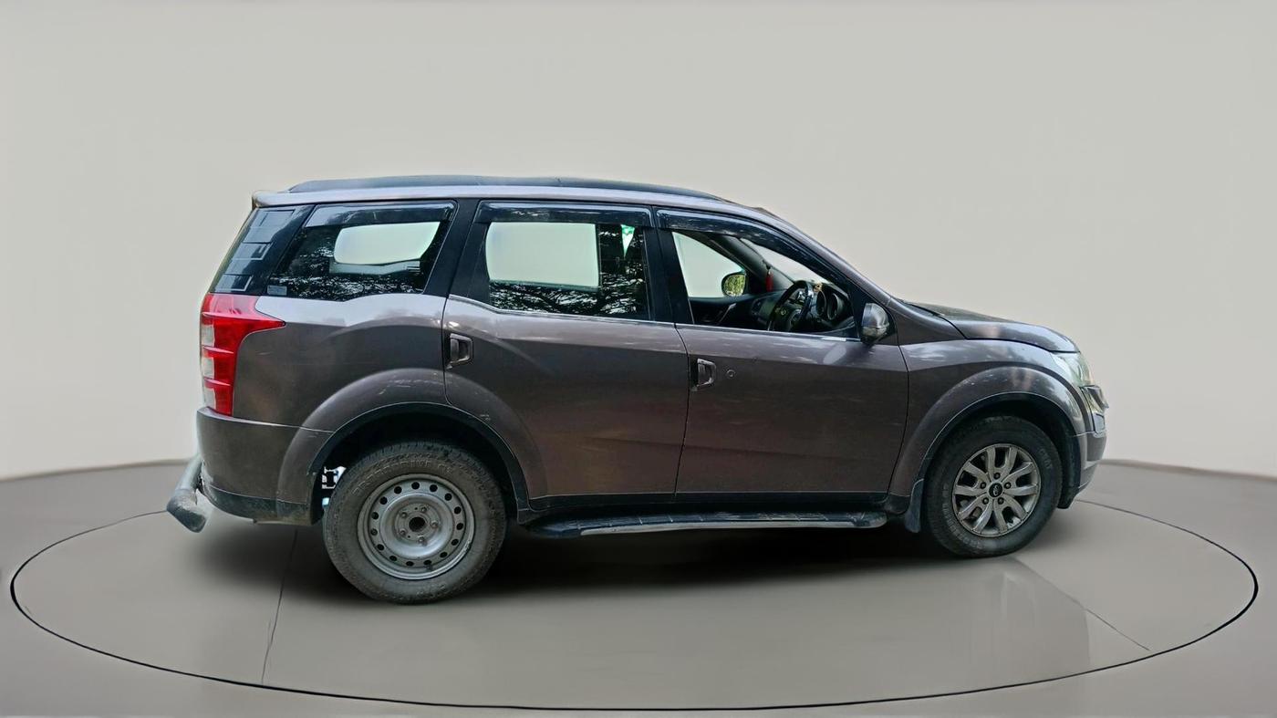 2017 Mahindra XUV500 W10, Diesel, Manual, 2,18,490 km, exterior