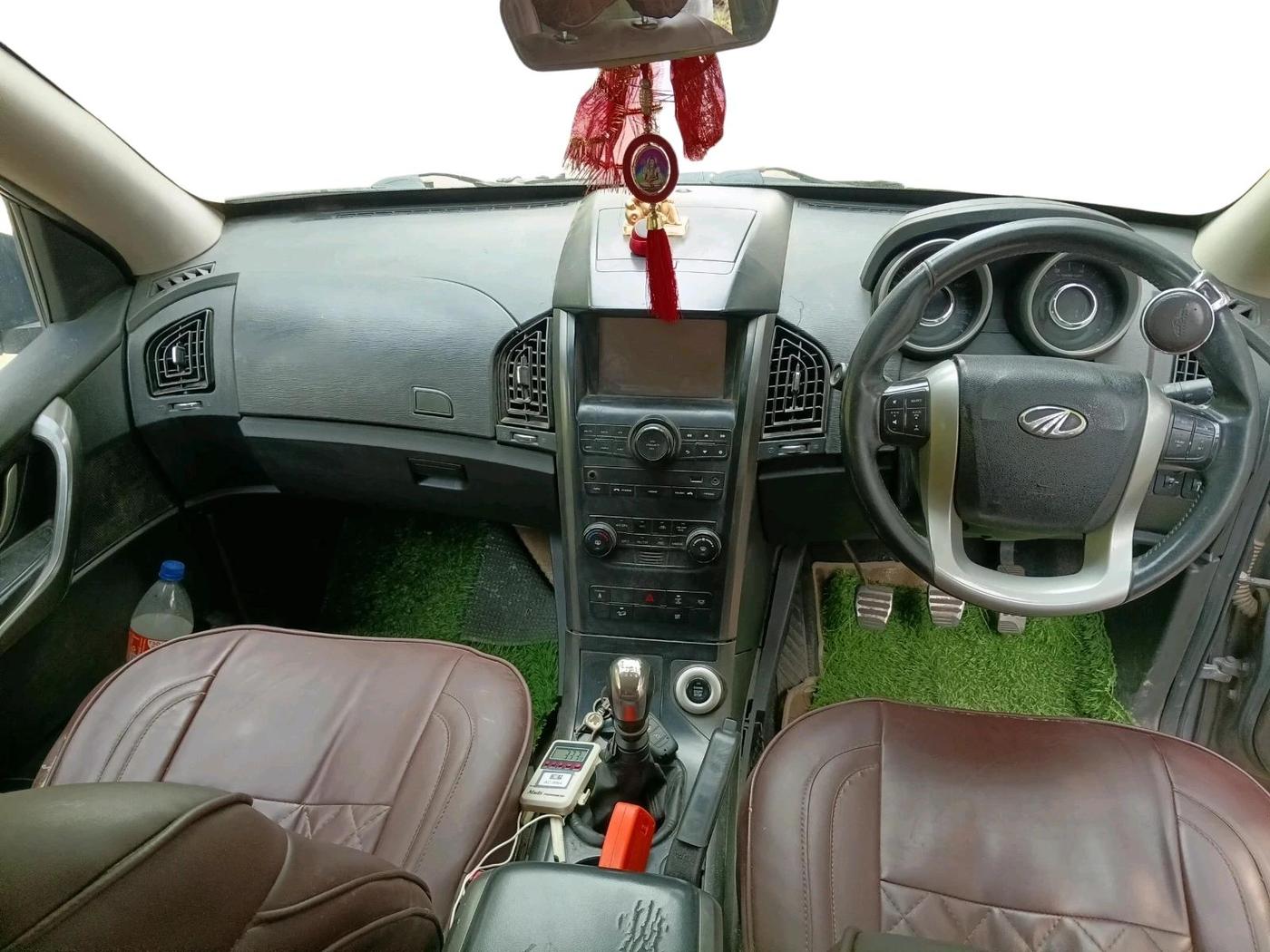 2017 Mahindra XUV500 W10, Diesel, Manual, 2,18,490 km, interior