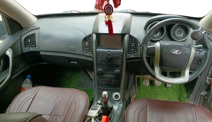 2017 Mahindra XUV500 W10, Diesel, Manual, 2,18,490 km, interior