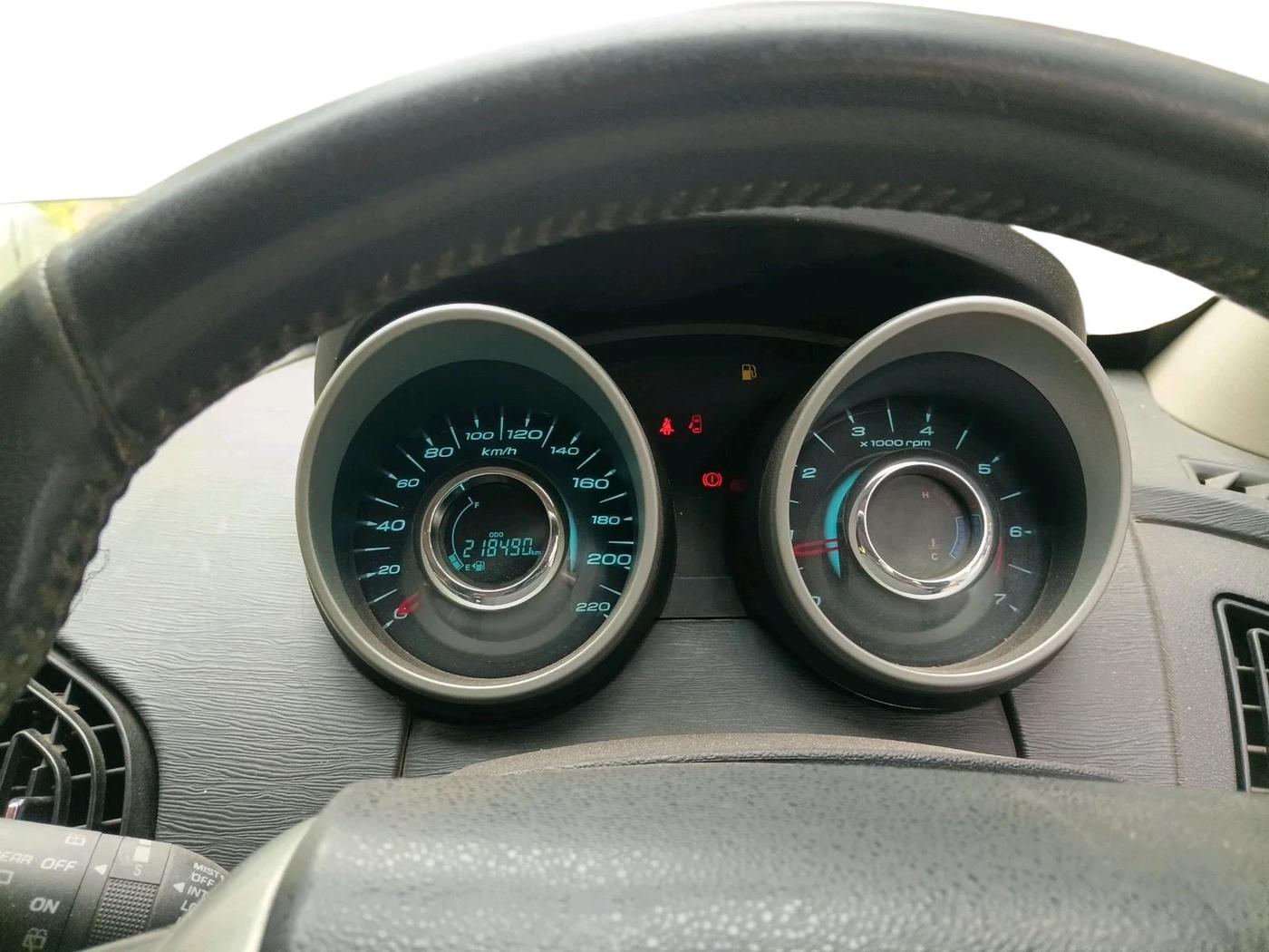 2017 Mahindra XUV500 W10, Diesel, Manual, 2,18,490 km, interior